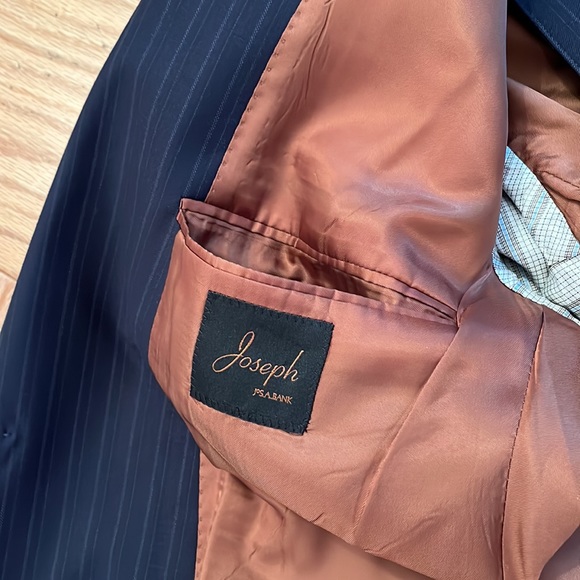 Jos A Bank (Joseph collection), 3 piece suit. Navy pinstripe. Size 42R - Picture 3 of 11